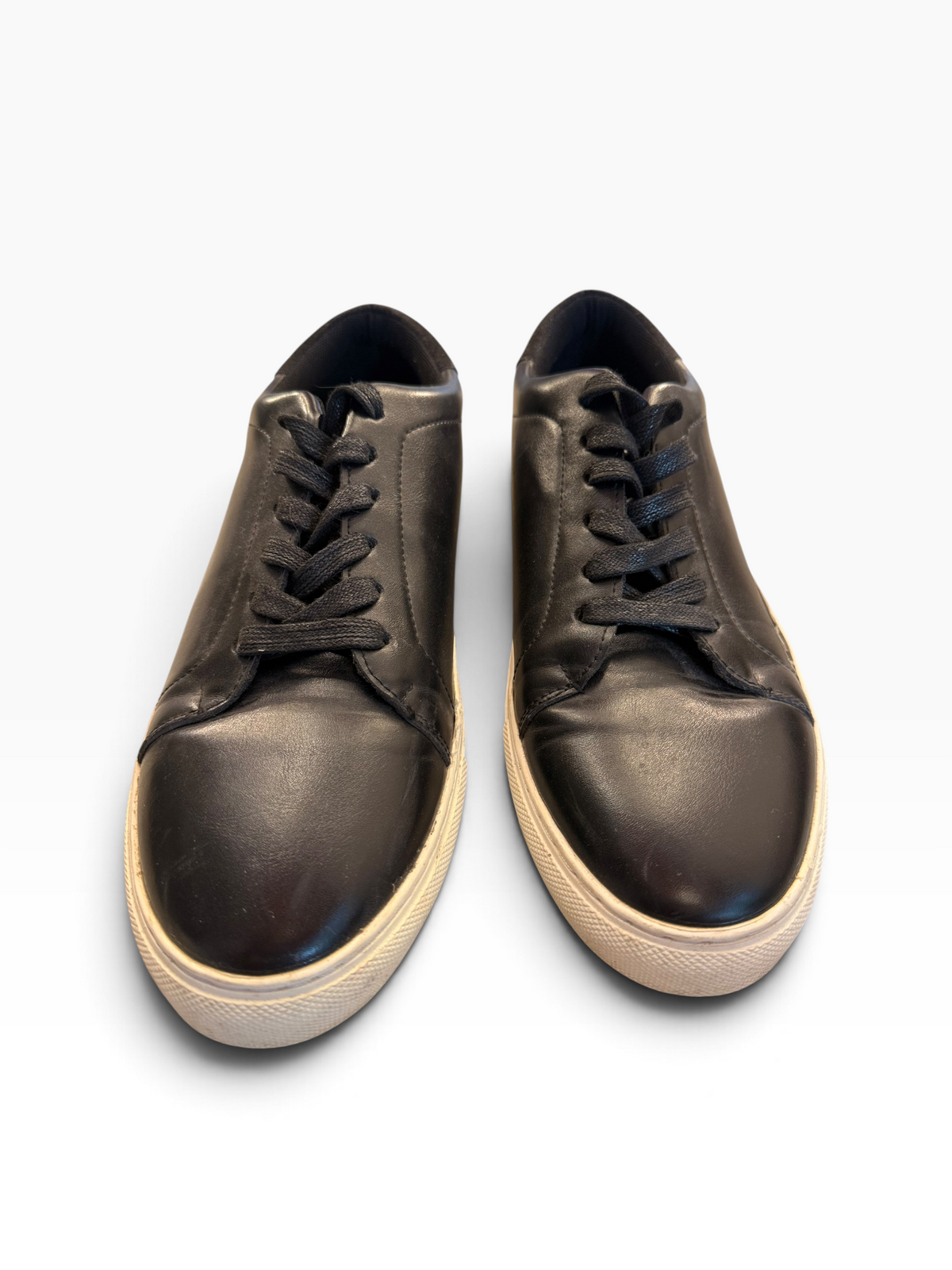 Zapatillas de vestir negras con suelas negras
