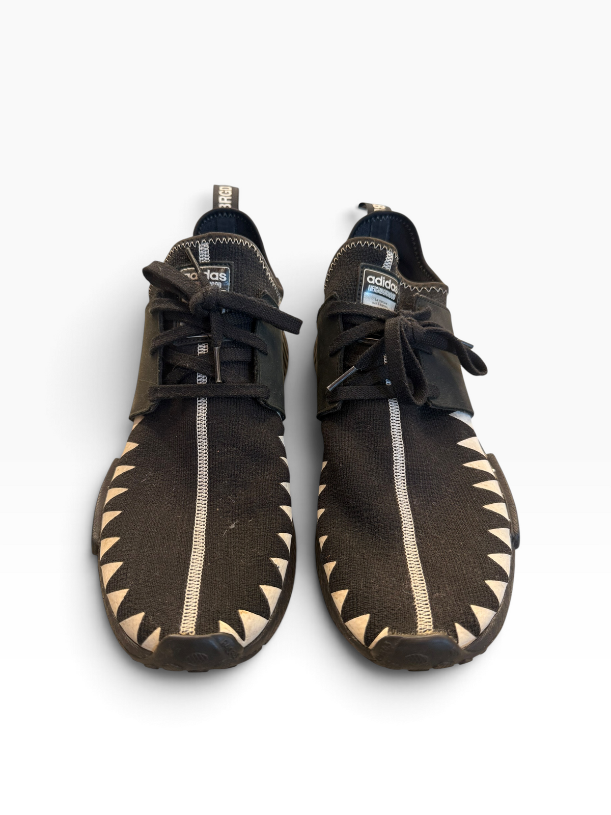 Zapatillas negras YEEZY BOOST con detalles blancos